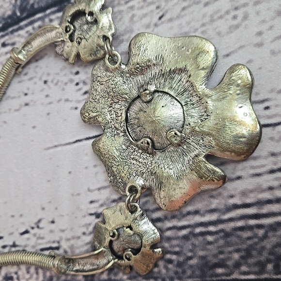 Vintage Chunky Metal Flower Necklace - Picture 4 of 8